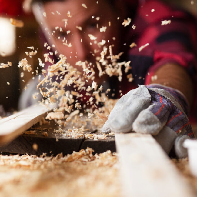 Travail du bois en atelier pour la fabrication de mobilier et présentoirs durables