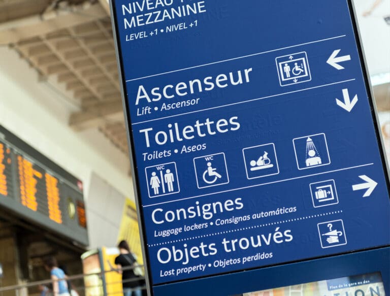 enseigne et signalétique sur mesure pour espace commercial